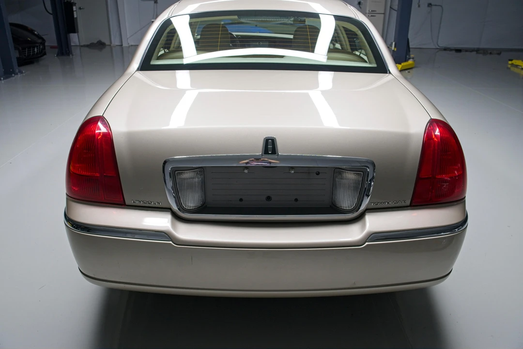 2010 Lincoln Town Car - Image 13 of 31
