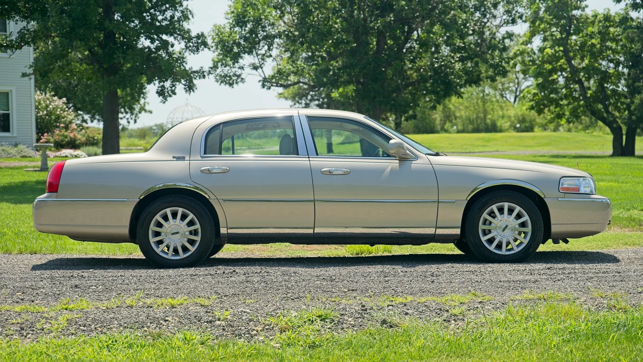 2010 Lincoln Town Car - Image 8 of 31
