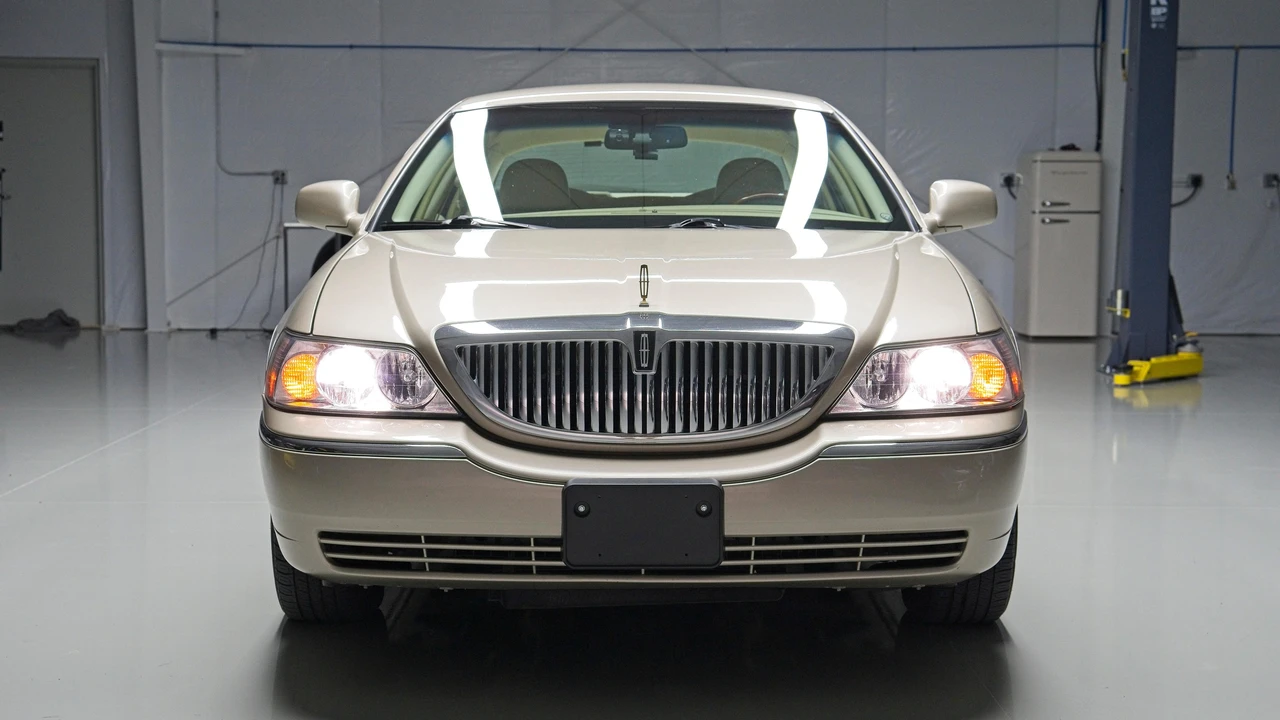 2010 Lincoln Town Car - Image 9 of 31