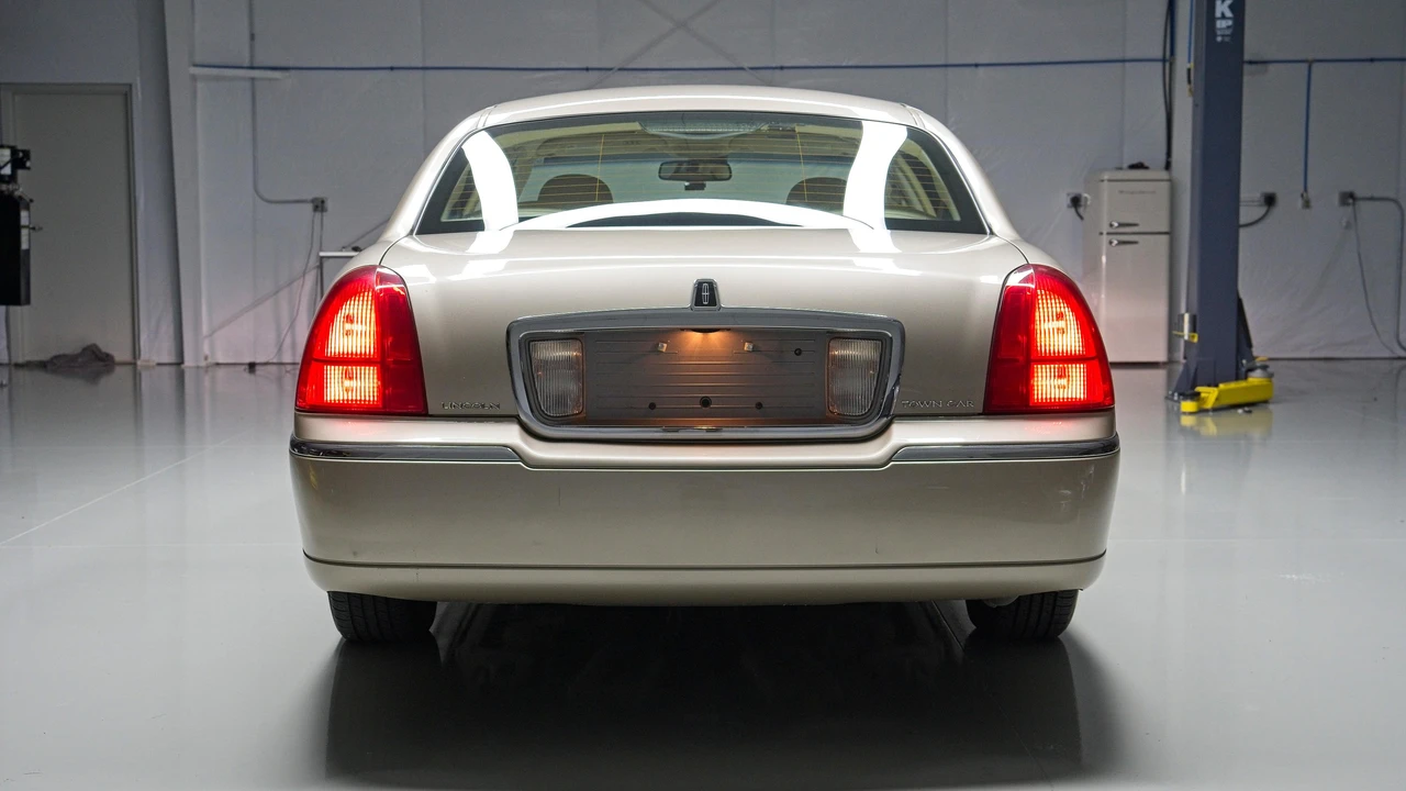 2010 Lincoln Town Car - Image 14 of 31