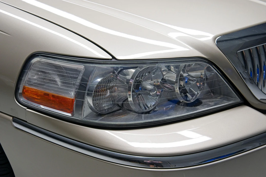 2010 Lincoln Town Car - Image 19 of 31