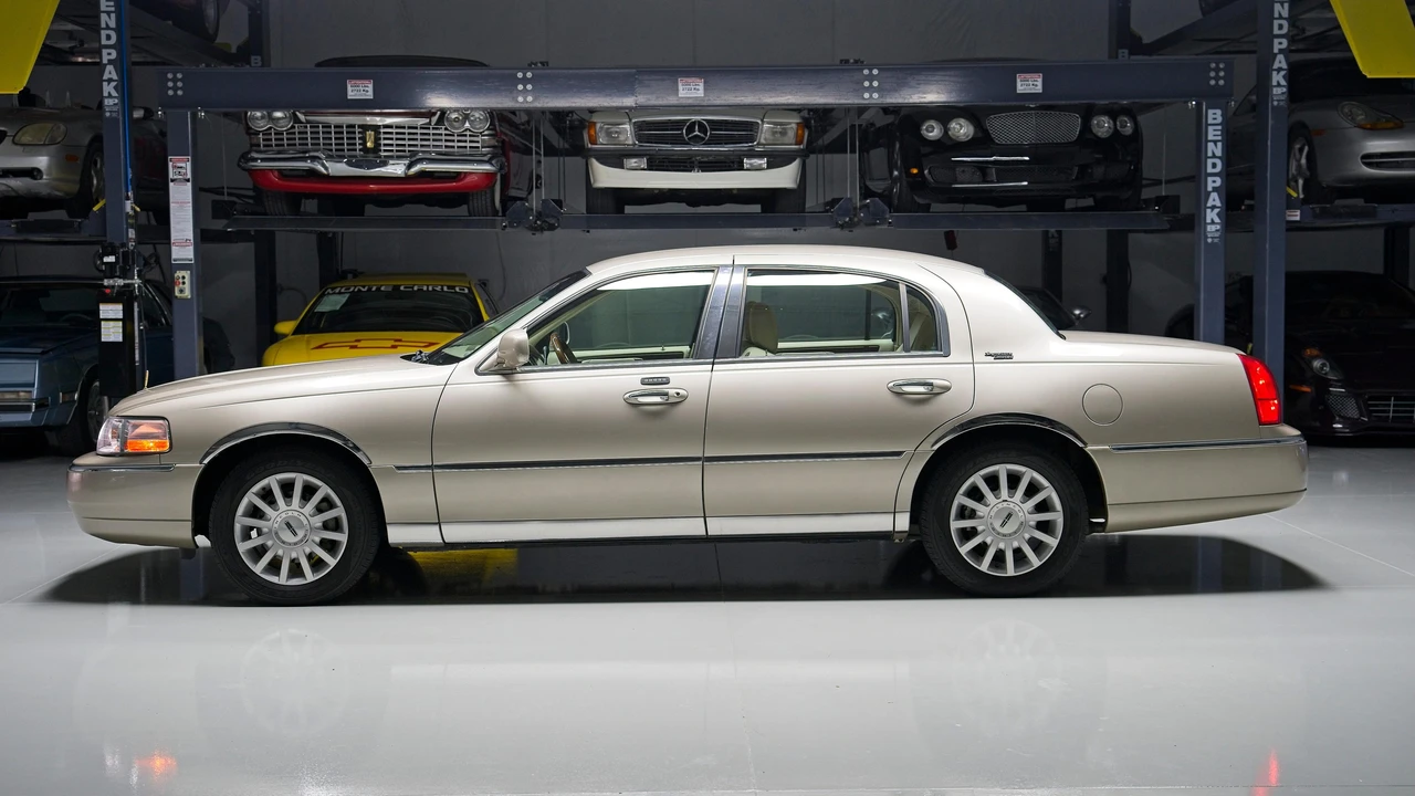 2010 Lincoln Town Car - Image 11 of 31