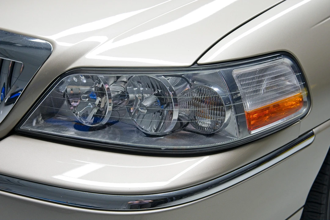 2010 Lincoln Town Car - Image 24 of 31