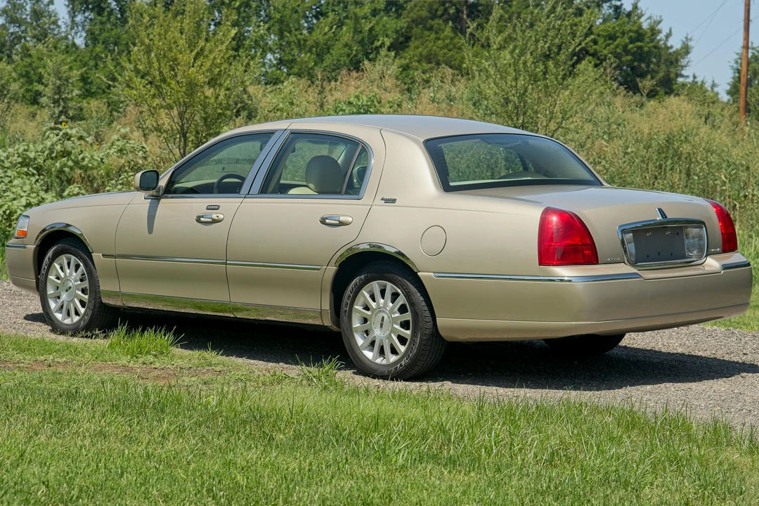 2010 Lincoln Town Car - Image 4 of 31