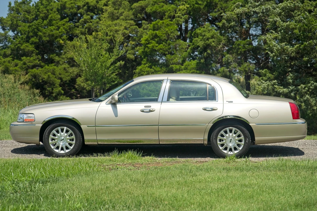 2010 Lincoln Town Car - Image 3 of 31