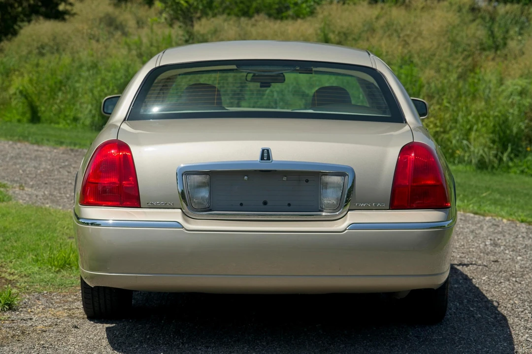 2010 Lincoln Town Car - Image 5 of 31