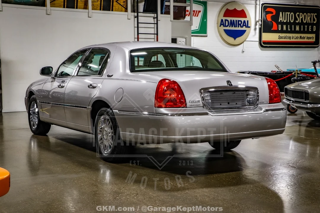 2010 Lincoln Town Car - Image 8 of 12