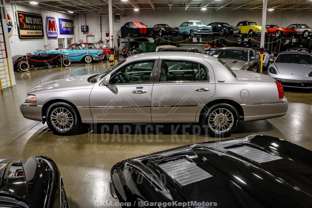 2010 Lincoln Town Car - Image 6 of 12