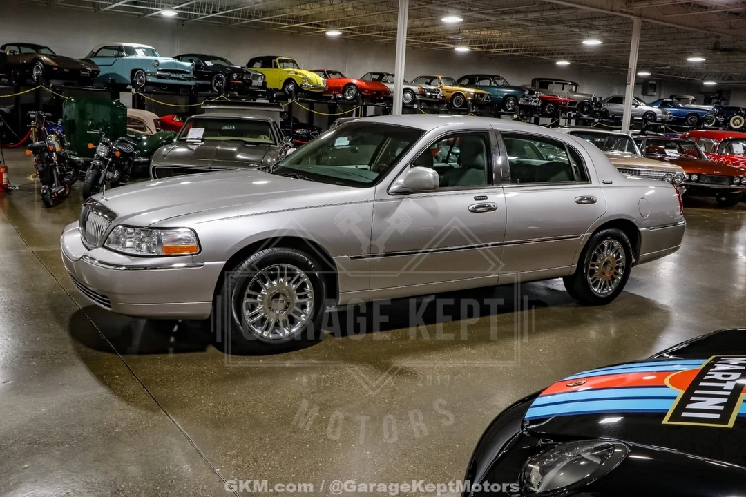 2010 Lincoln Town Car - Image 5 of 12