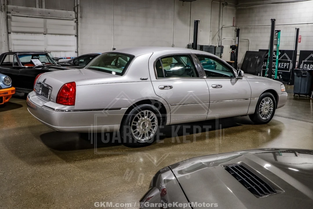 2010 Lincoln Town Car - Image 10 of 12
