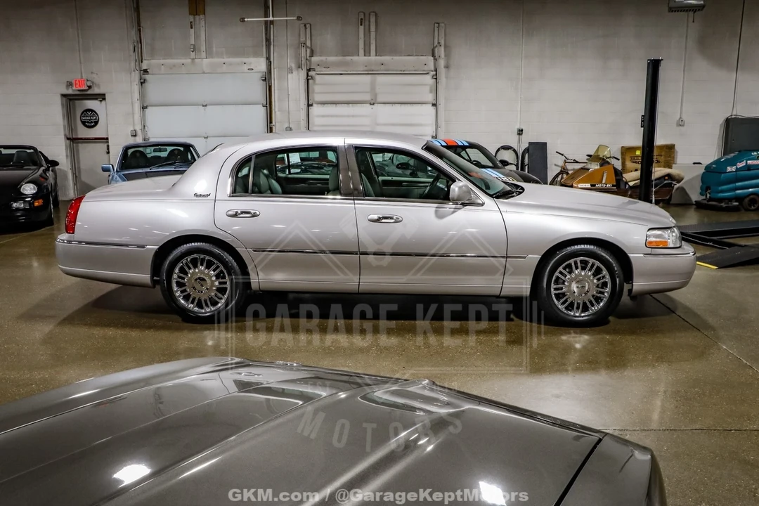2010 Lincoln Town Car - Image 11 of 12