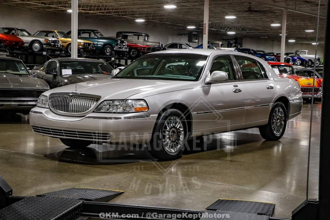 2010 Lincoln Town Car - Image 4 of 12