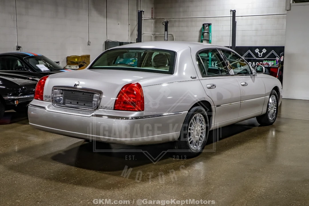 2010 Lincoln Town Car - Image 9 of 12