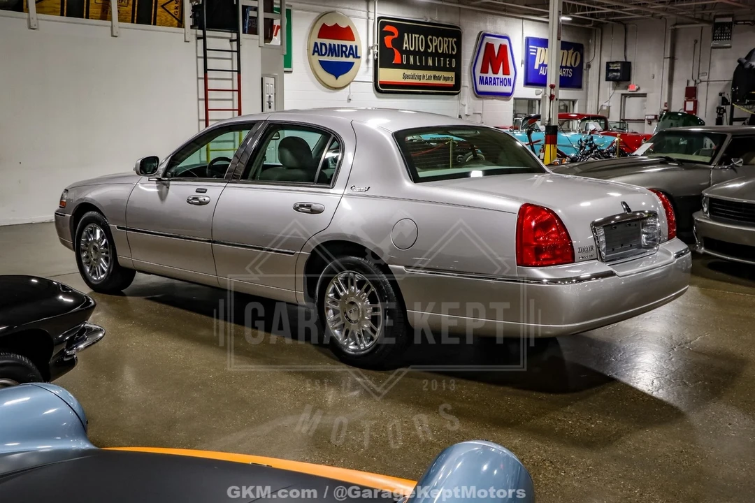 2010 Lincoln Town Car - Image 7 of 12