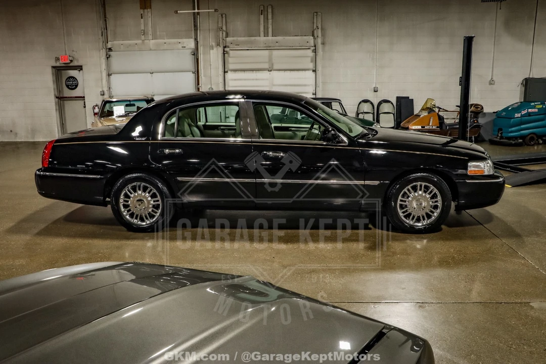 2010 Lincoln Town Car - Image 11 of 21