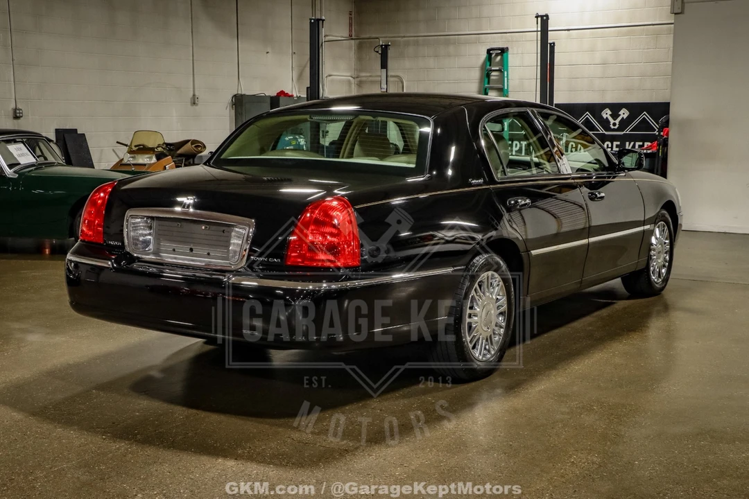 2010 Lincoln Town Car - Image 9 of 21