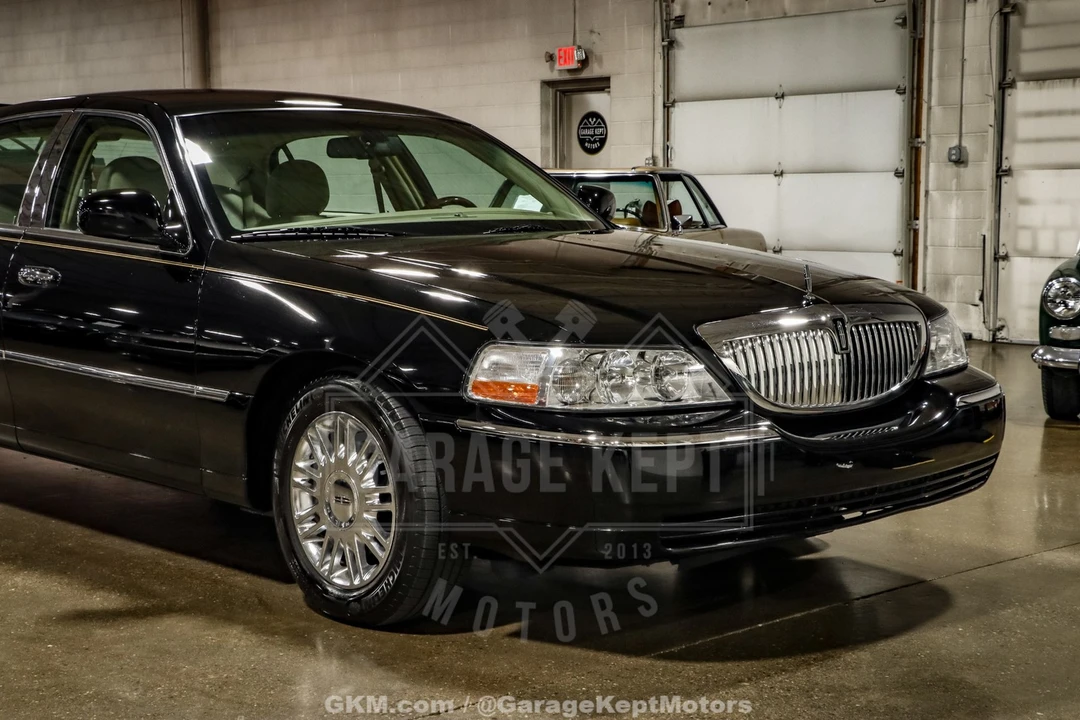 2010 Lincoln Town Car - Image 14 of 21