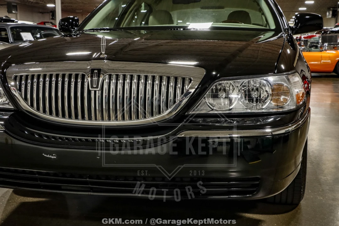 2010 Lincoln Town Car - Image 19 of 21