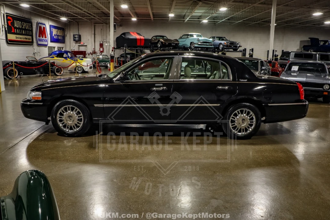 2010 Lincoln Town Car - Image 6 of 12