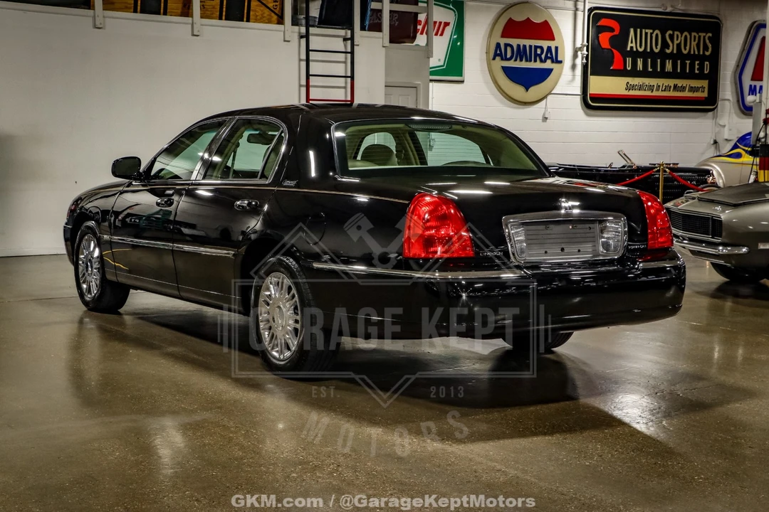 2010 Lincoln Town Car - Image 8 of 12