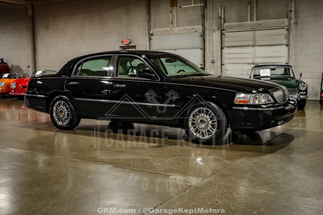 2010 Lincoln Town Car - Image 12 of 21