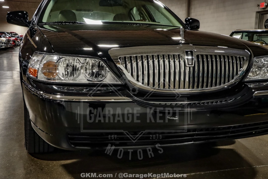 2010 Lincoln Town Car - Image 18 of 21