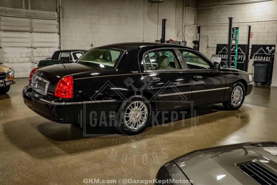 2010 Lincoln Town Car - Image 10 of 21