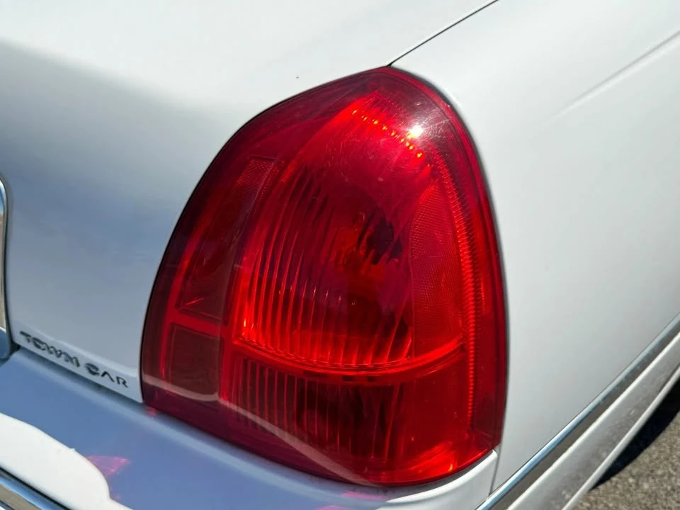 2010 Lincoln Town Car - Image 18 of 20