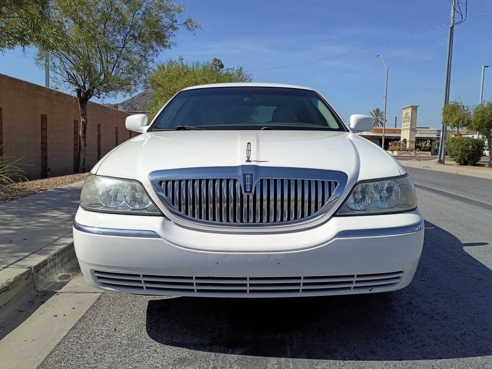 2010 Lincoln Town Car - Image 3 of 20