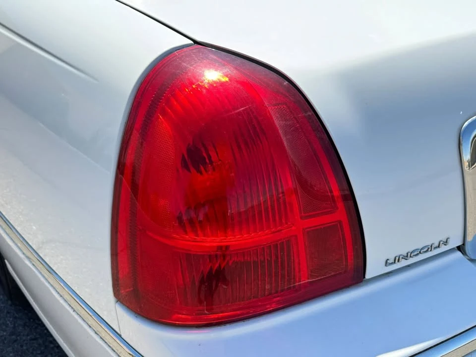2010 Lincoln Town Car - Image 19 of 20