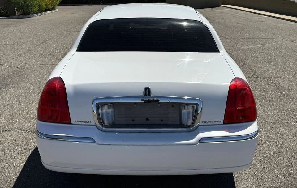2010 Lincoln Town Car - Image 9 of 20