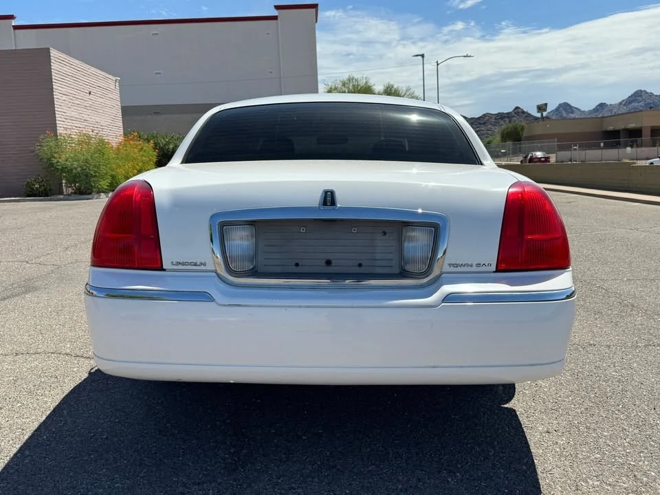 2010 Lincoln Town Car - Image 10 of 20