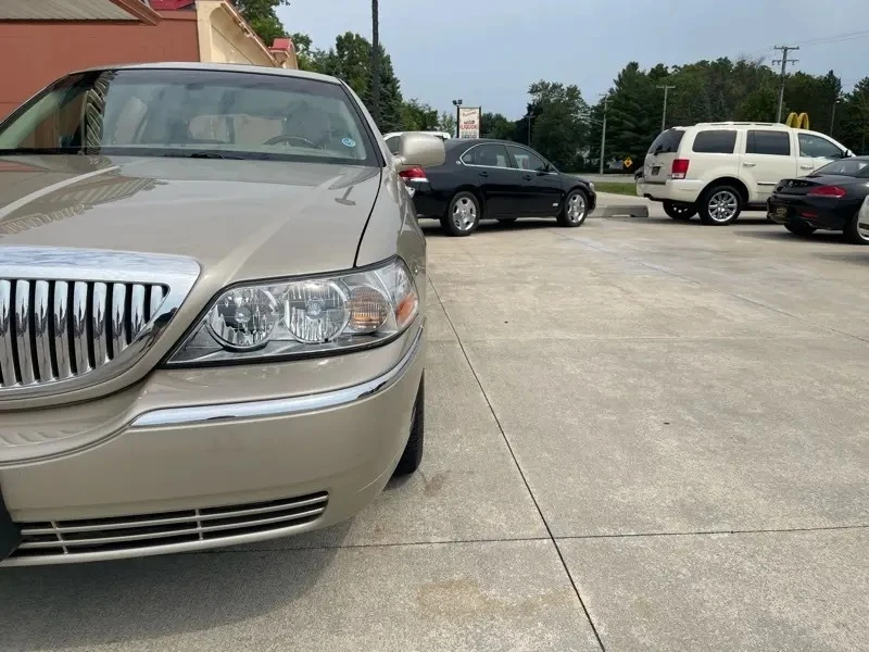 2010 Lincoln Town Car - Image 4 of 31