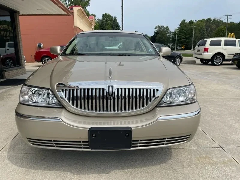 2010 Lincoln Town Car - Image 5 of 31