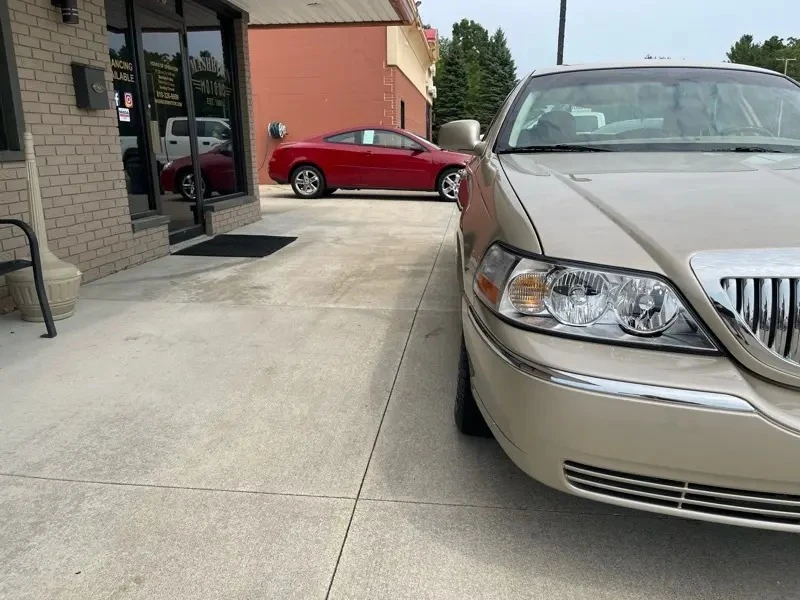 2010 Lincoln Town Car - Image 6 of 31