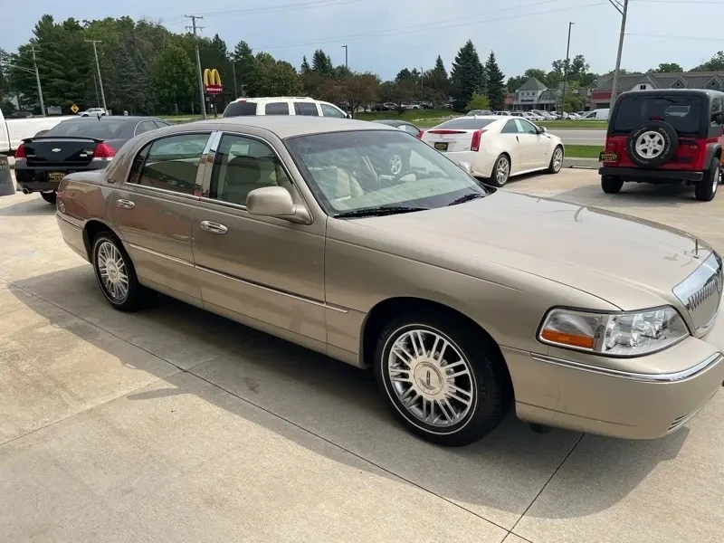2010 Lincoln Town Car - Image 8 of 31