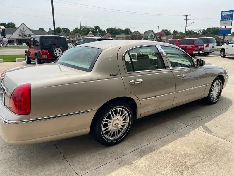 2010 Lincoln Town Car - Image 9 of 31