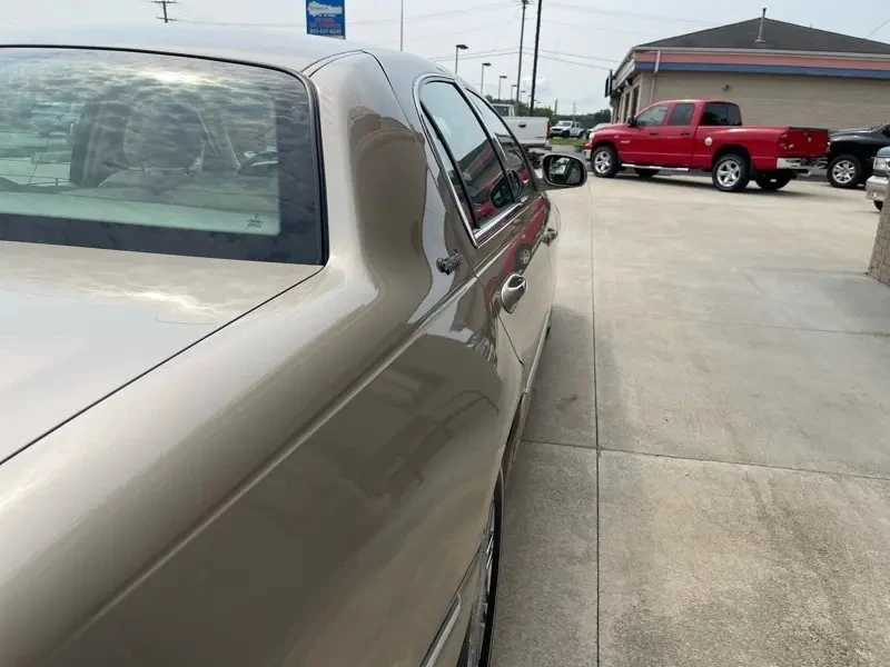 2010 Lincoln Town Car - Image 10 of 31