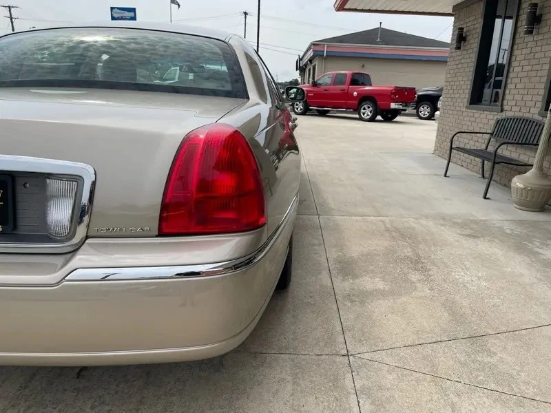 2010 Lincoln Town Car - Image 11 of 31