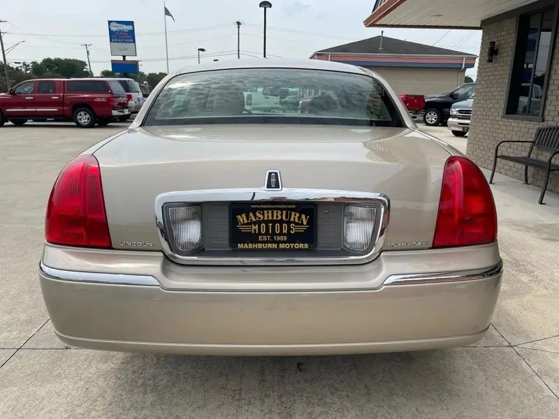 2010 Lincoln Town Car - Image 12 of 31