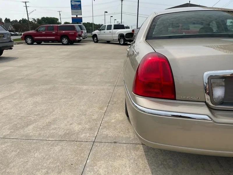 2010 Lincoln Town Car - Image 13 of 31