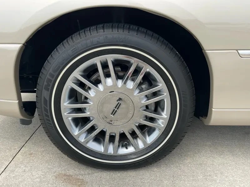 2010 Lincoln Town Car - Image 17 of 31
