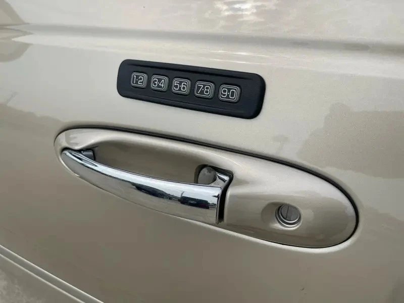 2010 Lincoln Town Car - Image 21 of 31