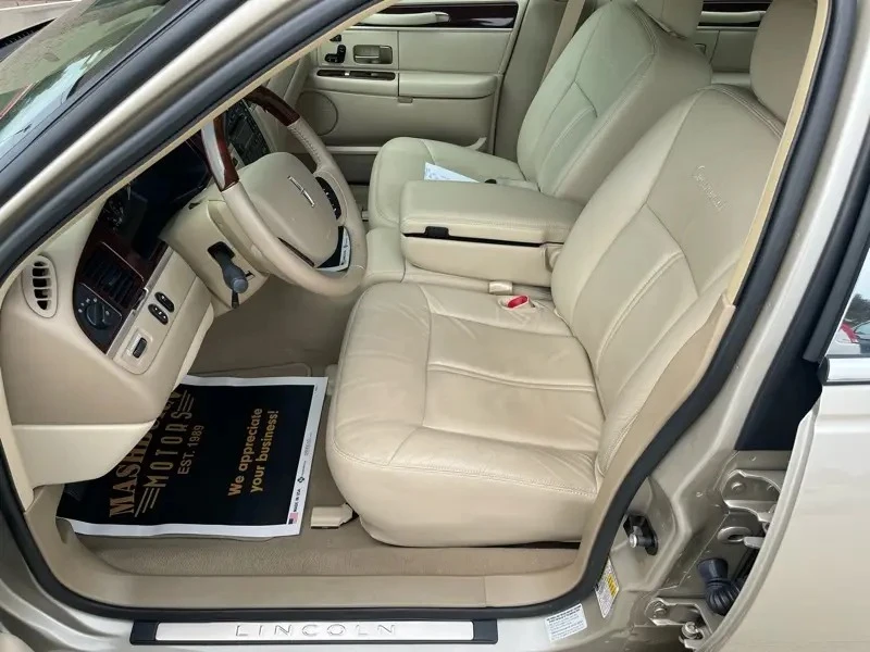 2010 Lincoln Town Car - Image 23 of 31
