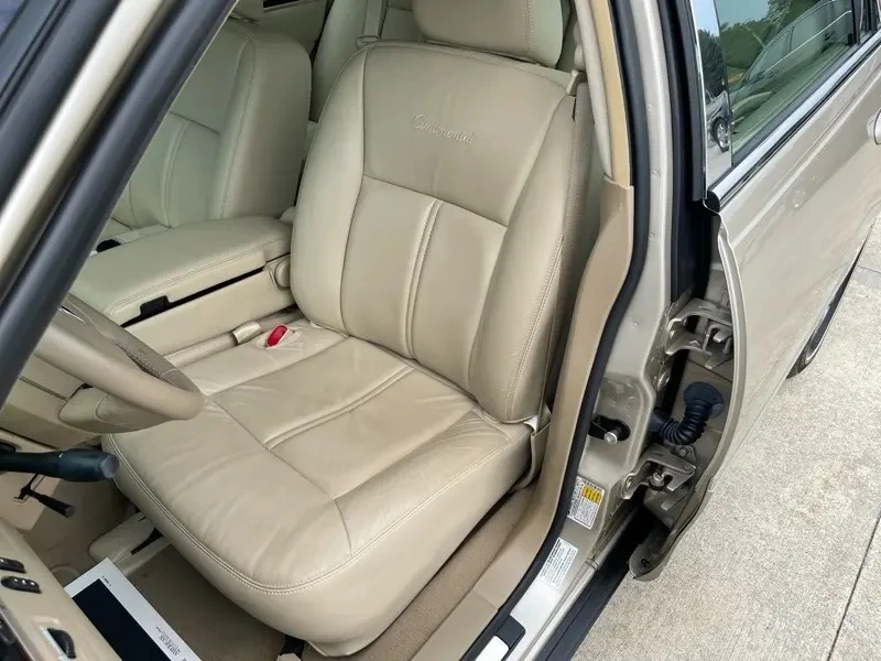 2010 Lincoln Town Car - Image 24 of 31