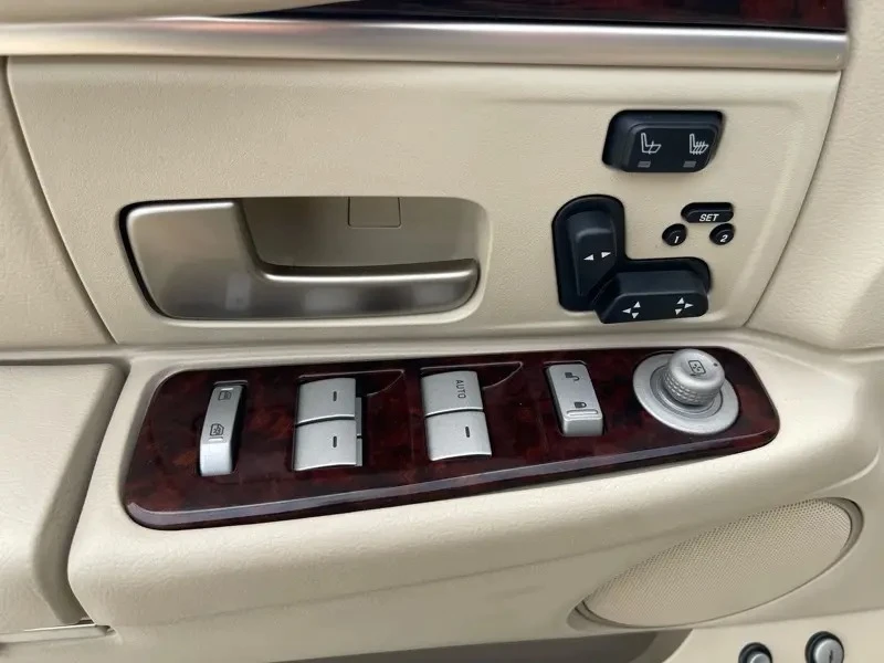 2010 Lincoln Town Car - Image 25 of 31
