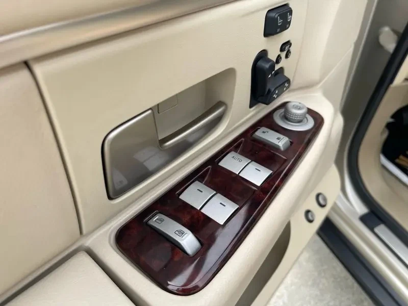 2010 Lincoln Town Car - Image 26 of 31