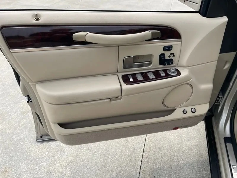 2010 Lincoln Town Car - Image 27 of 31