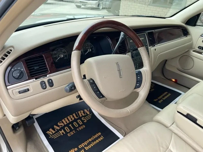 2010 Lincoln Town Car - Image 29 of 31