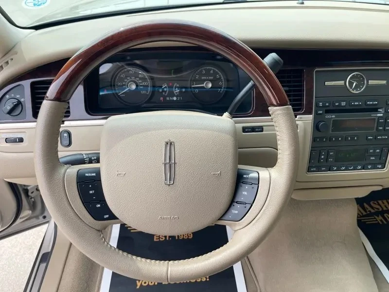 2010 Lincoln Town Car - Image 30 of 31
